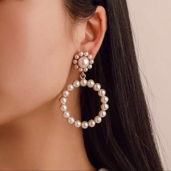 Pretty Faux Pearl Flower Hoop Earrings - Picture 2 of 7